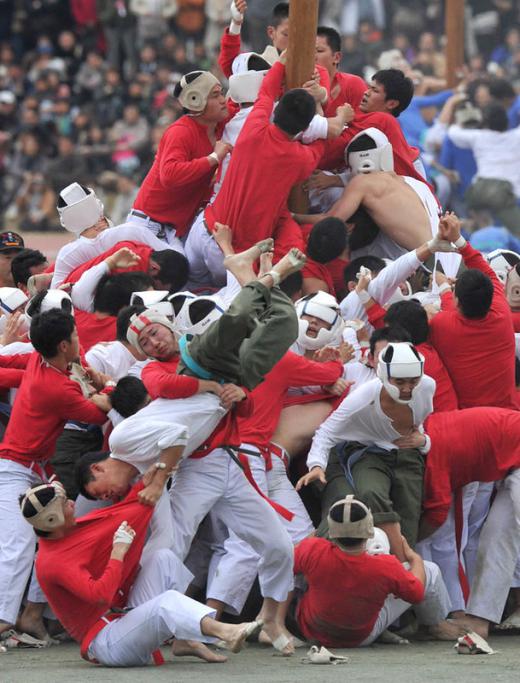 Bo-Taoshi is traditionally played with two huge teams, each with 150 players, divided between attackers and defenders.