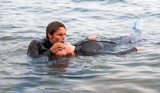 Wetsuits can help keep an injured diver warm during an emergency.