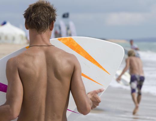Surfboards can be rubbed with sand to roughen the wax coating if a wax comb is not available.